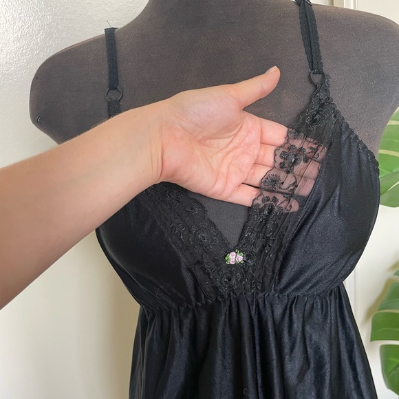 Vintage babydoll nighty/night dress black nylon rosette empire medium - Picture 2 of 4